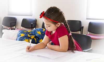 Kisiskolás gyermekkel utazó család